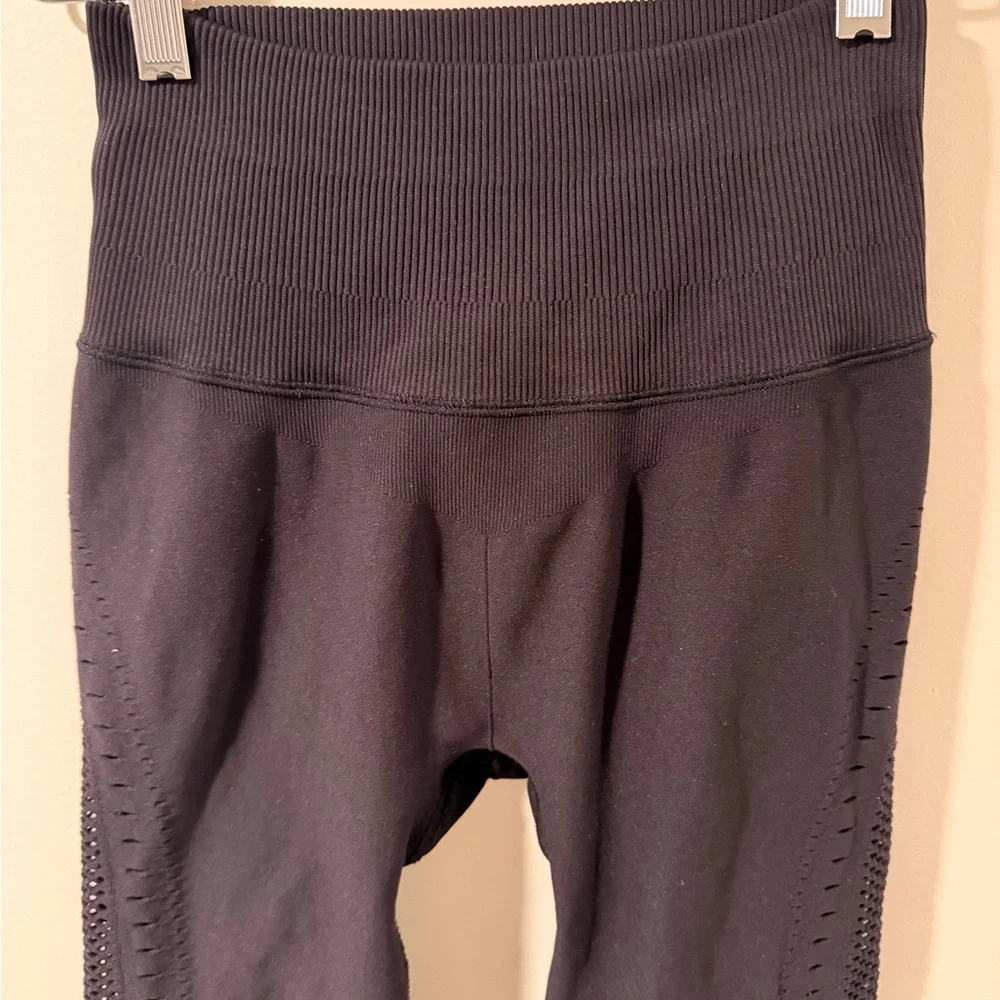 ALO Yoga Black Seamless High Waist Open Air Leggings 7/8 with Cut Out Detail